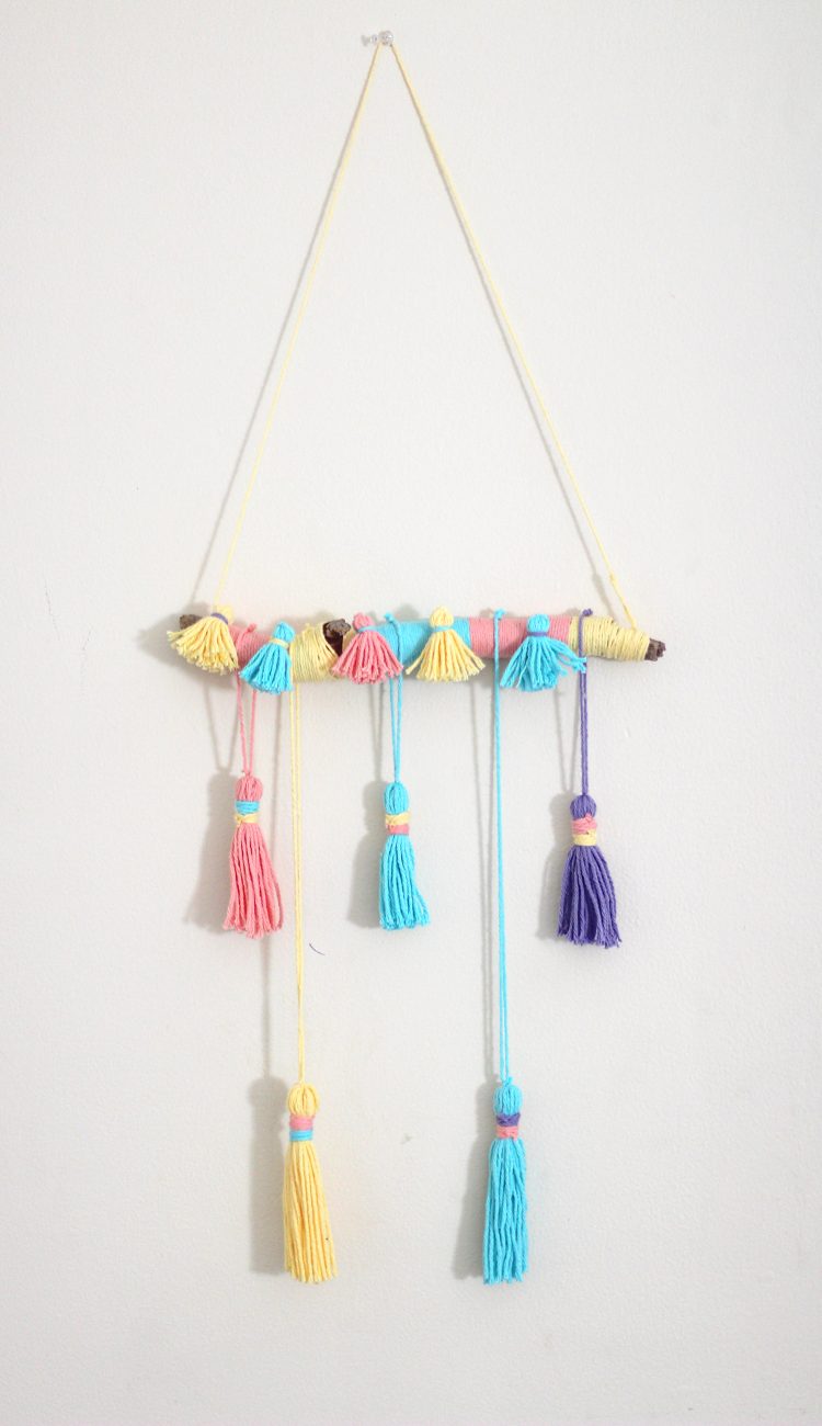 Photo inspiration: Fresh Look at DIY Yarn Tassel Wall Hanging